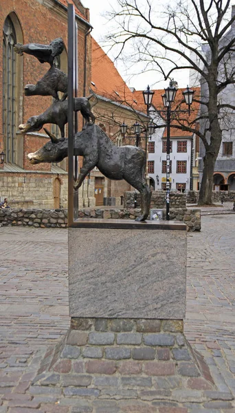 Estátua dos músicos da cidade de Bremen em Riga, Letónia — Fotografia de Stock