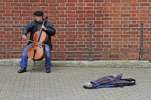 Street musician is playing cello outdoor in Riga, Latvia — Stock Photo, Image