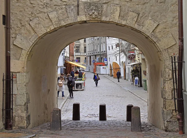 Insanlar tarafından old city Riga sokakta yürüyor — Stok fotoğraf