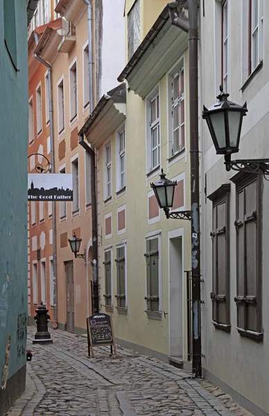 Rue dans la vieille ville de Riga, Lettonie — Photo