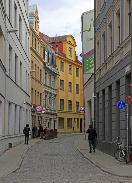 People are walking by the street in old city of Riga, Latvia — Stock Photo, Image