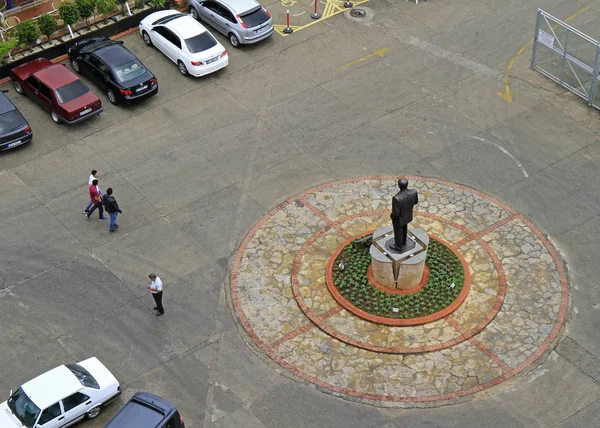 Bovenaanzicht van het plein met Ataturk monument in Alanya — Stockfoto