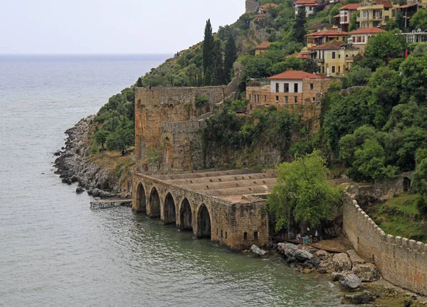 Astillero y las ruinas de una fortaleza medieval — Foto de Stock