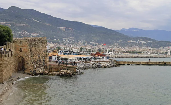 La gente está caminando en la torre roja del castillo de Alanya — Foto de Stock