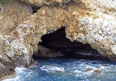 su mağara kaya, Alanya