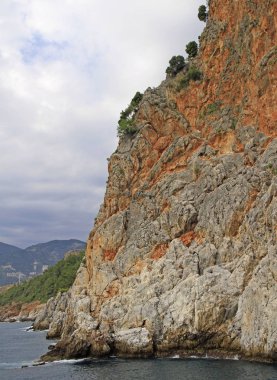 Deniz Alanya'nın castle rock Yarımadası ve dağ manzarası