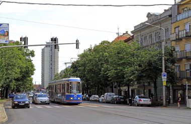 Macaristan Debrecen kentinde Pazar Caddesi'ndeki tramvay