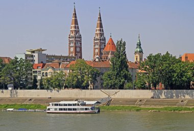 Szeged şehrinde Tisza Nehri'nin nehir