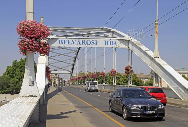 El viejo puente sobre el río Tisza en la ciudad de Szeged, Hungría — Foto de Stock