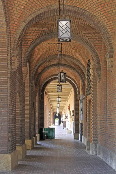 Passagem entre paredes e pilares — Fotografia de Stock