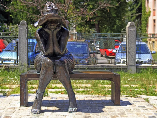 Мечтающая женщина на скамейке — стоковое фото