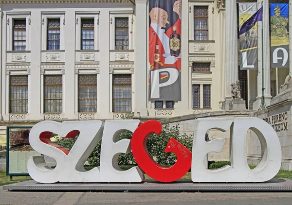 Staden skylt Szeged framför museibyggnaden — Stockfoto