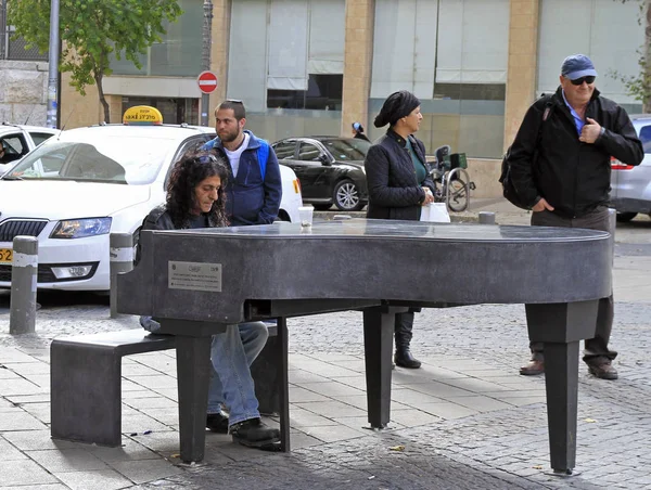 Człowiek jest gra na fortepianie odkryty w Jerozolimie, Izrael — Zdjęcie stockowe
