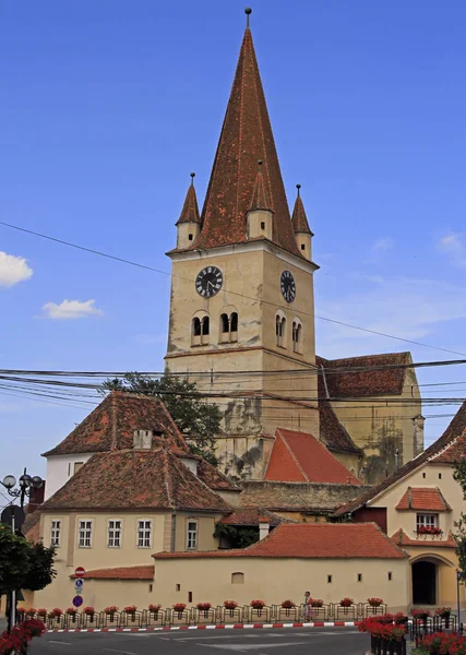 Opevněné evangelický kostel ve městě Cisnadie poblíž Sibiu — Stock fotografie