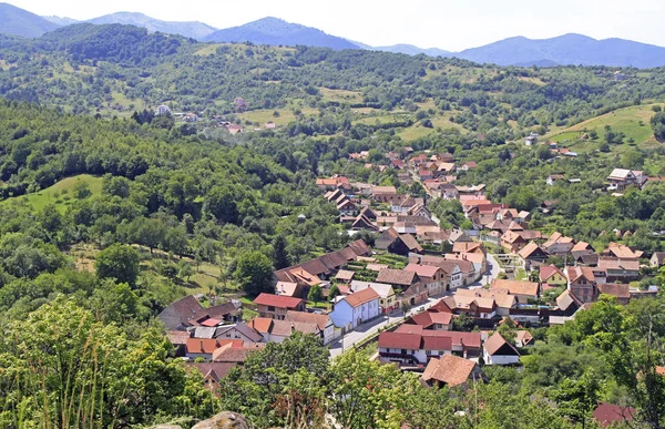 Vista da pequena aldeia Cisnadioara da colina — Fotografia de Stock