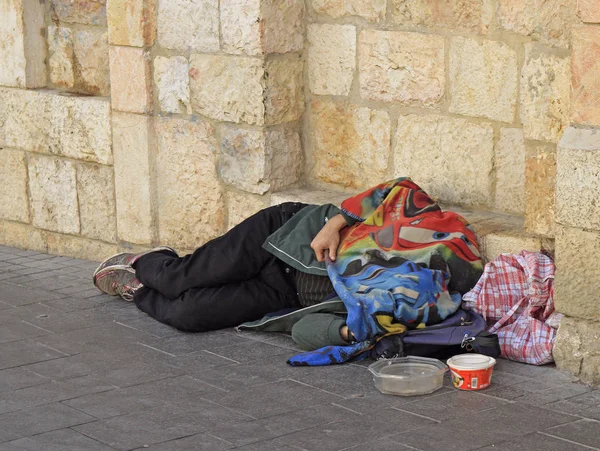 Sin hogar está durmiendo al aire libre en Jerusalén, Israel —  Fotos de Stock