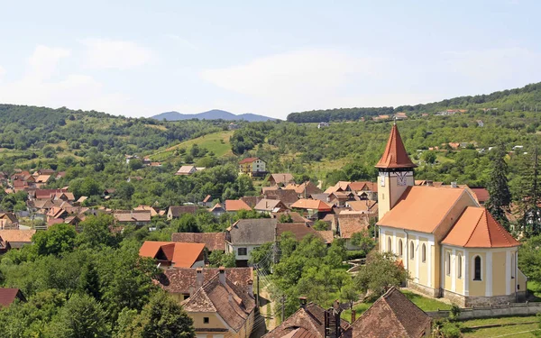 Igreja Luterana em pequena aldeia romena Cisnadioara — Fotografia de Stock