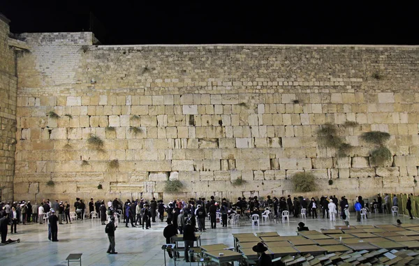 Hombres están orando en el muro de lamentación en Jerusalén, Israel —  Fotos de Stock