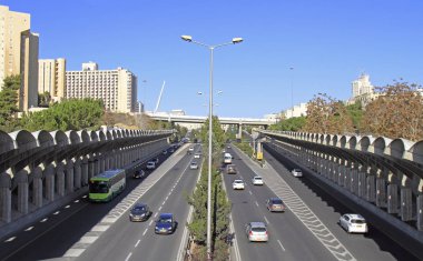 Kudüs'te yoğun trafikle yol