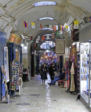 turistler tarafından piyasa eski şehrin yürüyor
