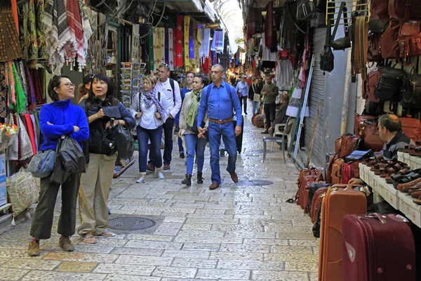 Touristes marchent par le marché dans la vieille ville — Photo