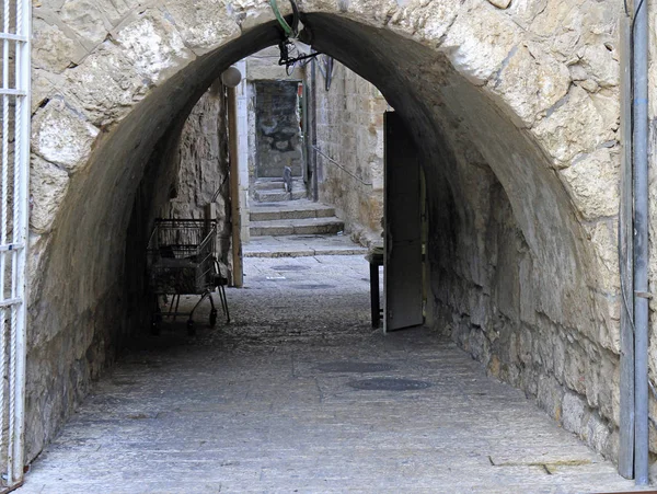 エルサレムの旧市街の狭い通り — ストック写真