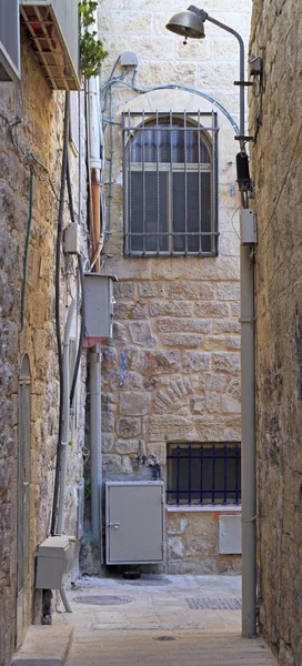 Calle estrecha en el casco antiguo de jerusalem — Foto de Stock