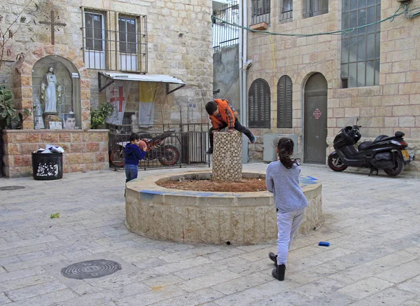 Kinderen spelen op het kleine plein van Jeruzalem — Stockfoto