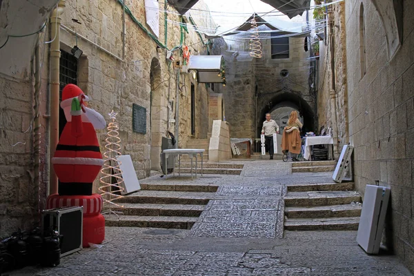 Calle estrecha en el casco antiguo de jerusalem — Foto de Stock