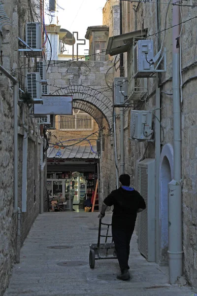 Calle estrecha en el casco antiguo de jerusalem — Foto de Stock