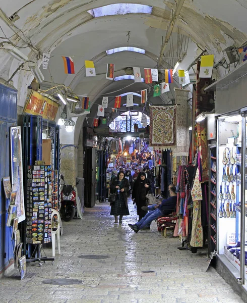 Touristes marchent par le marché dans la vieille ville — Photo