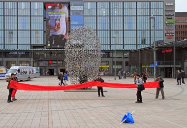 Helsinki, Finlandiya için Narinkka Meydanı'ndaki insanlar yürüyor