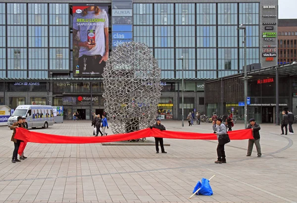 Helsinki, Finlandiya için Narinkka Meydanı'ndaki insanlar yürüyor