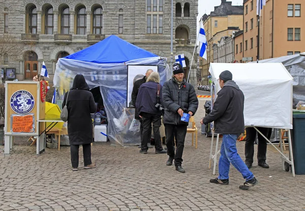 Tiendas de campaña para la agitación política en la plaza del centro de Helsinki — Foto de Stock