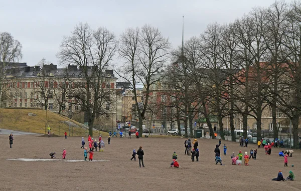 As crianças estão brincando ao ar livre em Helsinki, Finlândia — Fotografia de Stock