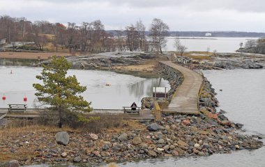 Liuskasaari ve Uunisaari Helsinki adalar arasında köprü