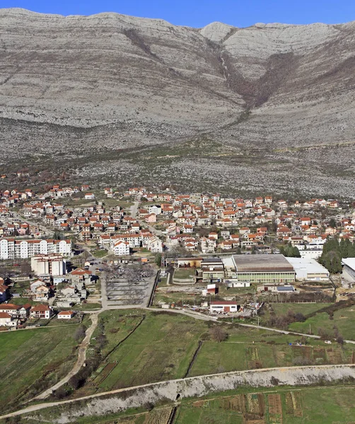 Utsikt över staden Trebinje från kullen — Stockfoto