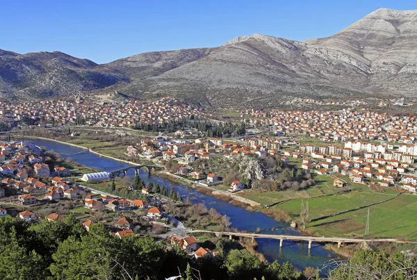 Utsikt över staden Trebinje från kullen — Stockfoto