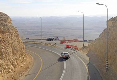 Ramon krater Negev Çölü'nde, dolambaçlı yol