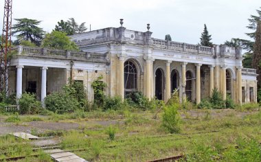 tren istasyonunun Abhazya'da terk edilmiş binada
