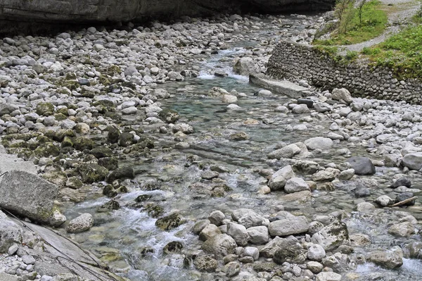 Fluss Iupshara in den Bergen von Abchasien — Stockfoto