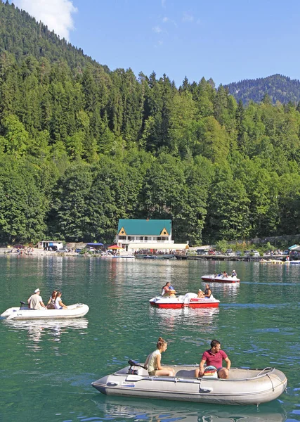 Vista sul lago Ritsa in Abkhazia — Foto Stock