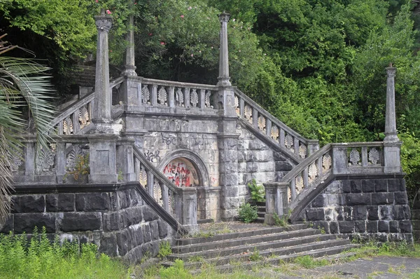 Mirador en el parque abandonado de la ciudad de Sukhumi —  Fotos de Stock