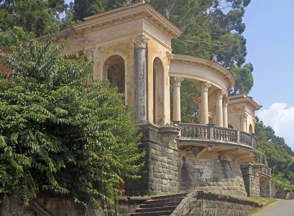 Colonnade girişinde Sukhumi parkında terk edilmiş — Stok fotoğraf