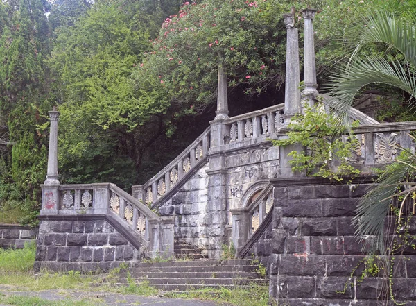 Viewing point in abandoned city park of Sukhumi — Stock Photo, Image