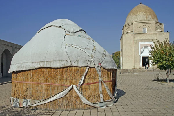 Ruhabad Mausoleum i den usbekiske byen Samarkand – stockfoto