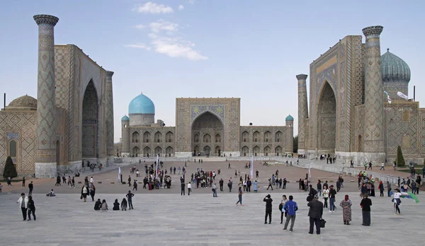 우즈베키스탄의 도시 사마르칸트에 있는 광장 — 스톡 사진