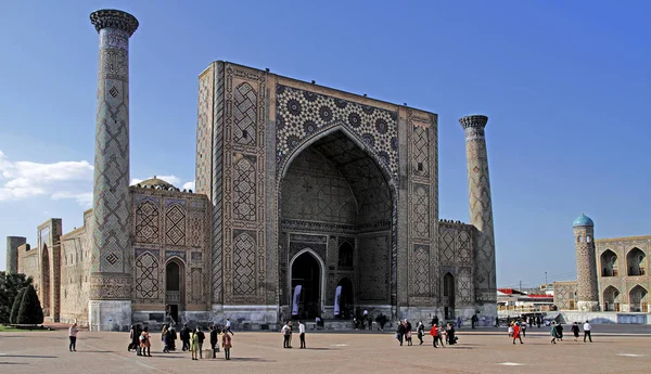 Registan Plein in de Oezbeekse stad Samarkand — Stockfoto