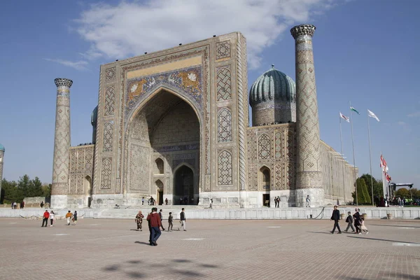 우즈베키스탄의 도시 사마르칸트에 있는 광장 — 스톡 사진