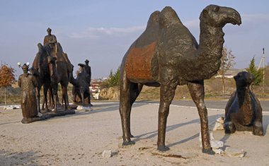 Afrasiab Müzesi 'nin dışındaki bir karavan grubunun heykelleri.